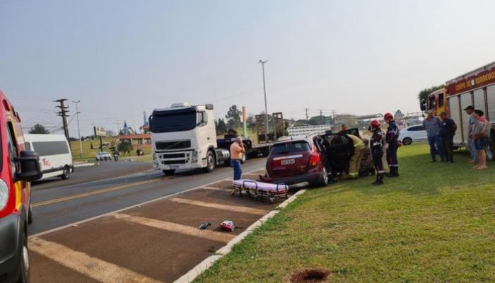 Laranjeiras - Colisão entre caminhao e carro de passeio é registrada no trevo de acesso a cidade 